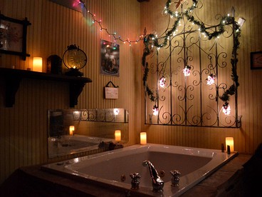 Quirky and Romantic Cabin Rental with Luxury Jacuzzi in Fredericksburg, Texas - Fredericksburg, Texas - glamping.directory