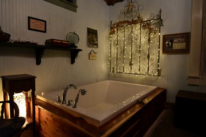 Quirky and Romantic Cabin Rental with Luxury Jacuzzi in Fredericksburg, Texas - Fredericksburg, Texas - glamping.directory