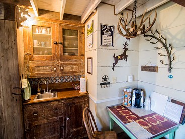 Quirky and Romantic Cabin Rental with Luxury Jacuzzi in Fredericksburg, Texas - Fredericksburg, Texas - glamping.directory