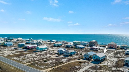 Beach Front Cottage with Private Heated Pool in Alabama - Gulf Shores, Alabama - glamping.directory