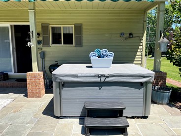 Incredible Cottage with Hot-tub in Penn Yan, New York - Penn Yan, New York - glamping.directory