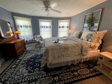 Incredible Cottage with Hot-tub in Penn Yan, New York - Penn Yan, New York - glamping.directory