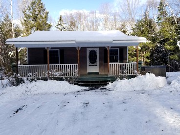 White Mountains Family Adventure: Secluded Cabin with Hot Tub Getaway - Haverhill, New Hampshire - glamping.directory