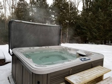 White Mountains Family Adventure: Secluded Cabin with Hot Tub Getaway - Haverhill, New Hampshire - glamping.directory