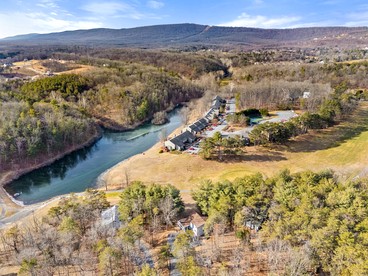 Classic Mountain Retreat Cabin with Private Hot Tub Near Hiking & Golf in Hedgesville, West Virginia - Hedgesville, West Virginia - glamping.directory