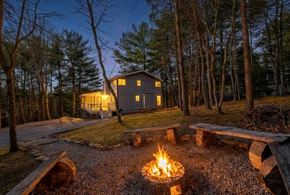 Classic Mountain Retreat Cabin with Private Hot Tub Near Hiking & Golf in Hedgesville, West Virginia - Hedgesville, West Virginia - glamping.directory