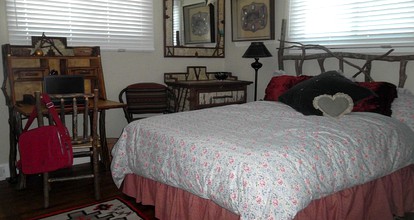 Luxury Riverfront Cottage with Wi-Fi in Horicon, Wisconsin - Horicon, Wisconsin - glamping.directory