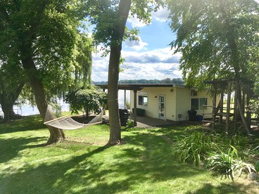 Luxury Riverfront Cottage with Wi-Fi in Horicon, Wisconsin - Horicon, Wisconsin - glamping.directory