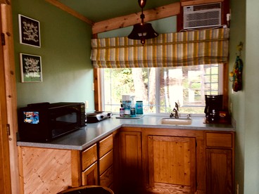Luxury Riverfront Cottage with Wi-Fi in Horicon, Wisconsin - Horicon, Wisconsin - glamping.directory