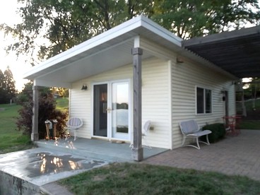 Luxury Riverfront Cottage with Wi-Fi in Horicon, Wisconsin - Horicon, Wisconsin - glamping.directory