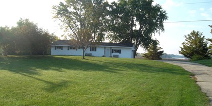 Luxury Riverfront Cottage with Wi-Fi in Horicon, Wisconsin - Horicon, Wisconsin - glamping.directory