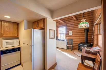 Chic One-Bedroom Suite With Jacuzzi Tub for Romantic Getaway near Columbus, Ohio - Fredericktown, Ohio - glamping.directory