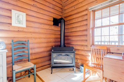 Chic One-Bedroom Suite With Jacuzzi Tub for Romantic Getaway near Columbus, Ohio - Fredericktown, Ohio - glamping.directory