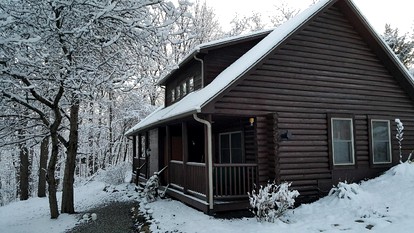 Chic One-Bedroom Suite With Jacuzzi Tub for Romantic Getaway near Columbus, Ohio - glamping.directory