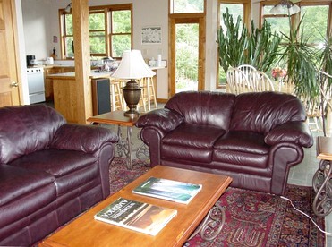 Luxury Smoky Mountains Retreat with Hot Tub in Cherokee, North Carolina - Cherokee, North Carolina - glamping.directory