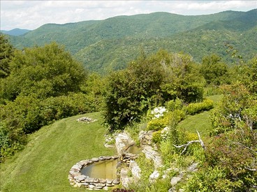 Luxury Smoky Mountains Retreat with Hot Tub in Cherokee, North Carolina - Cherokee, North Carolina - glamping.directory
