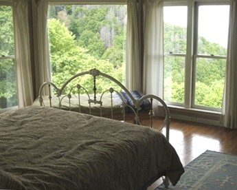 Luxury Smoky Mountains Retreat with Hot Tub in Cherokee, North Carolina - Cherokee, North Carolina - glamping.directory