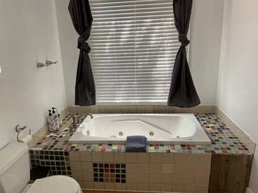 Peaceful Cottage with Kayaks, Paddle Boards and Yoga on a Beautiful Retreat in Texas Hill Country - Spicewood, Texas - glamping.directory