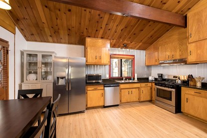 Comfy Cabin with Fireplace and Outdoor BBQ in California - Big Bear Lake, California - glamping.directory