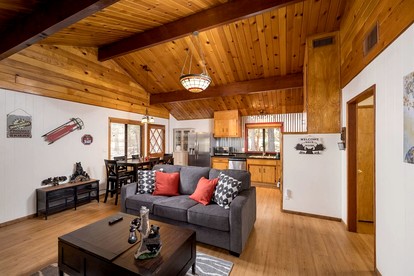 Comfy Cabin with Fireplace and Outdoor BBQ in California - Big Bear Lake, California - glamping.directory