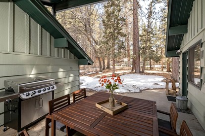 Comfy Cabin with Fireplace and Outdoor BBQ in California - Big Bear Lake, California - glamping.directory