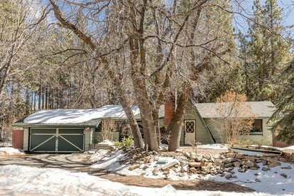 Comfy Cabin with Fireplace and Outdoor BBQ in California - Big Bear Lake, California - glamping.directory