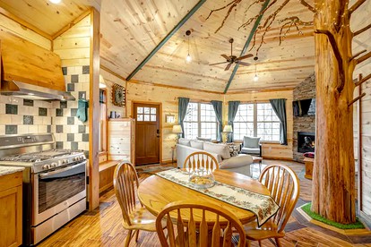 Nashville Area Luxury Tree House Accommodation for a Tennessee Getaway - Greenbrier, Tennessee - glamping.directory