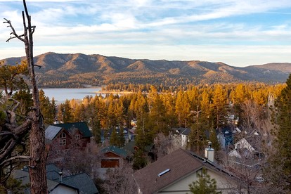 Secluded Cabin with Breathtaking Lake Views and Foosball Table in Big Bear Lake, California - Big Bear Lake, California - glamping.directory