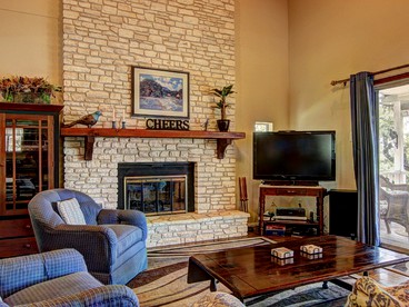 Comfortable Cottage Rental on the Waterfront in Canyon Lake, Texas - Canyon Lake, Texas - glamping.directory