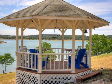 Comfortable Cottage Rental on the Waterfront in Canyon Lake, Texas - Canyon Lake, Texas - glamping.directory