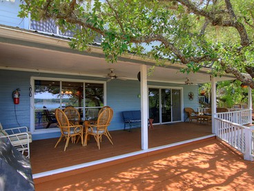 Comfortable Cottage Rental on the Waterfront in Canyon Lake, Texas - Canyon Lake, Texas - glamping.directory