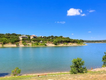 Comfortable Cottage Rental on the Waterfront in Canyon Lake, Texas - Canyon Lake, Texas - glamping.directory