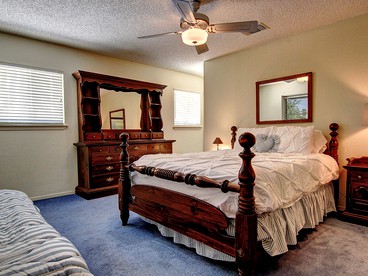 Comfortable Cottage Rental on the Waterfront in Canyon Lake, Texas - Canyon Lake, Texas - glamping.directory
