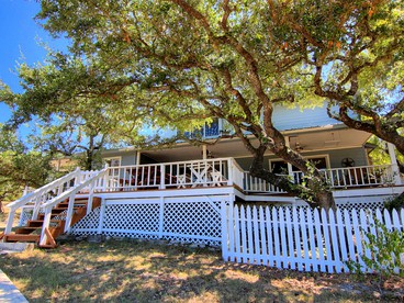Comfortable Cottage Rental on the Waterfront in Canyon Lake, Texas - glamping.directory