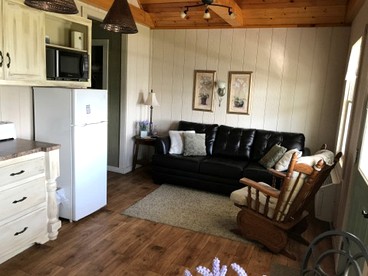 Lakeside Cottage Rental Perfect for Families in Lawson, Missouri - Lawson, Missouri - glamping.directory