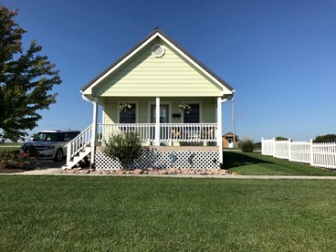 Lakeside Cottage Rental Perfect for Families in Lawson, Missouri - glamping.directory
