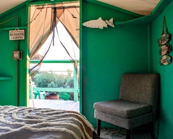 Cozy Lakeside Glamping Cabin with Mountain Views near Eastern Sierra, California - Bridgeport, California - glamping.directory