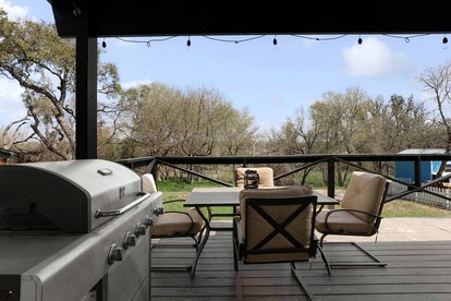 Charming Farmhaus Retreat with Hot Tub Near Fredericksburg Wine Trail, Fredericksburg TX - Fredericksburg, Texas - glamping.directory