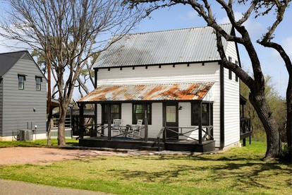 Charming Farmhaus Retreat with Hot Tub Near Fredericksburg Wine Trail, Fredericksburg TX - glamping.directory