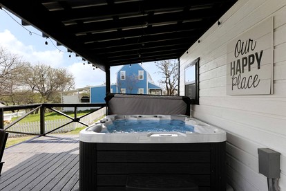 Charming Farmhaus Retreat with Hot Tub Near Fredericksburg Wine Trail, Fredericksburg TX - Fredericksburg, Texas - glamping.directory