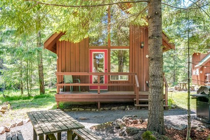Affordable and Romantic Couples' Cabin Rental near Gifford Pinchot National Forest, Washington - glamping.directory