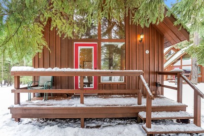 Affordable and Romantic Couples' Cabin Rental near Gifford Pinchot National Forest, Washington - Trout Lake, Washington - glamping.directory