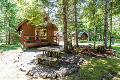 Affordable and Romantic Couples' Cabin Rental near Gifford Pinchot National Forest, Washington - Trout Lake, Washington - glamping.directory
