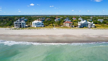 Exquisite Beach House for Family Getaway in Gated Community near Pawleys Island, South Carolina - Georgetown, South Carolina - glamping.directory
