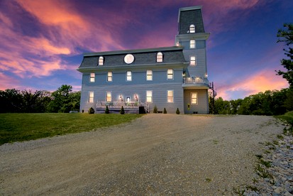 Gorgeous Secludued Villa Nestled Amidst Trees in Fort Atkinson, Wisconsin - glamping.directory