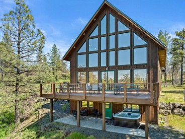 Spacious Rustic Cabin Rental with a Hot Tub in Cheney, Washington - Cheney, Washington - glamping.directory
