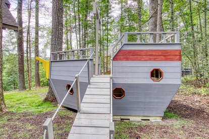 Fantastic Cabin Nestled Amidst Trees and Hot-tub Provided in Sevierville, Tennessee - Sevierville, Tennessee - glamping.directory
