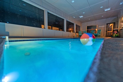Fantastic Cabin Nestled Amidst Trees and Hot-tub Provided in Sevierville, Tennessee - Sevierville, Tennessee - glamping.directory