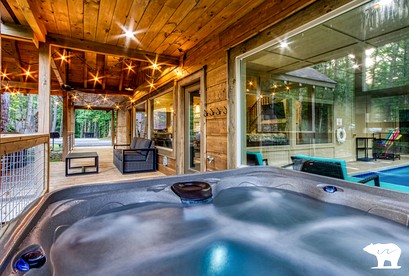 Fantastic Cabin Nestled Amidst Trees and Hot-tub Provided in Sevierville, Tennessee - Sevierville, Tennessee - glamping.directory