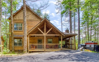 Fantastic Cabin Nestled Amidst Trees and Hot-tub Provided in Sevierville, Tennessee - Sevierville, Tennessee - glamping.directory